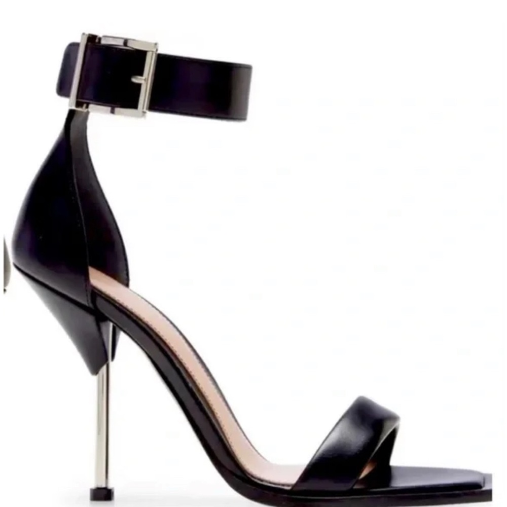Sophisticated Black Heels with Sleek Design and Silver Accents